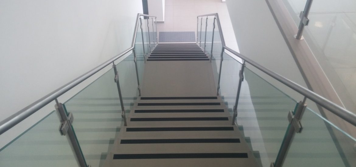 פס שחור לסימון קצה מדרגה